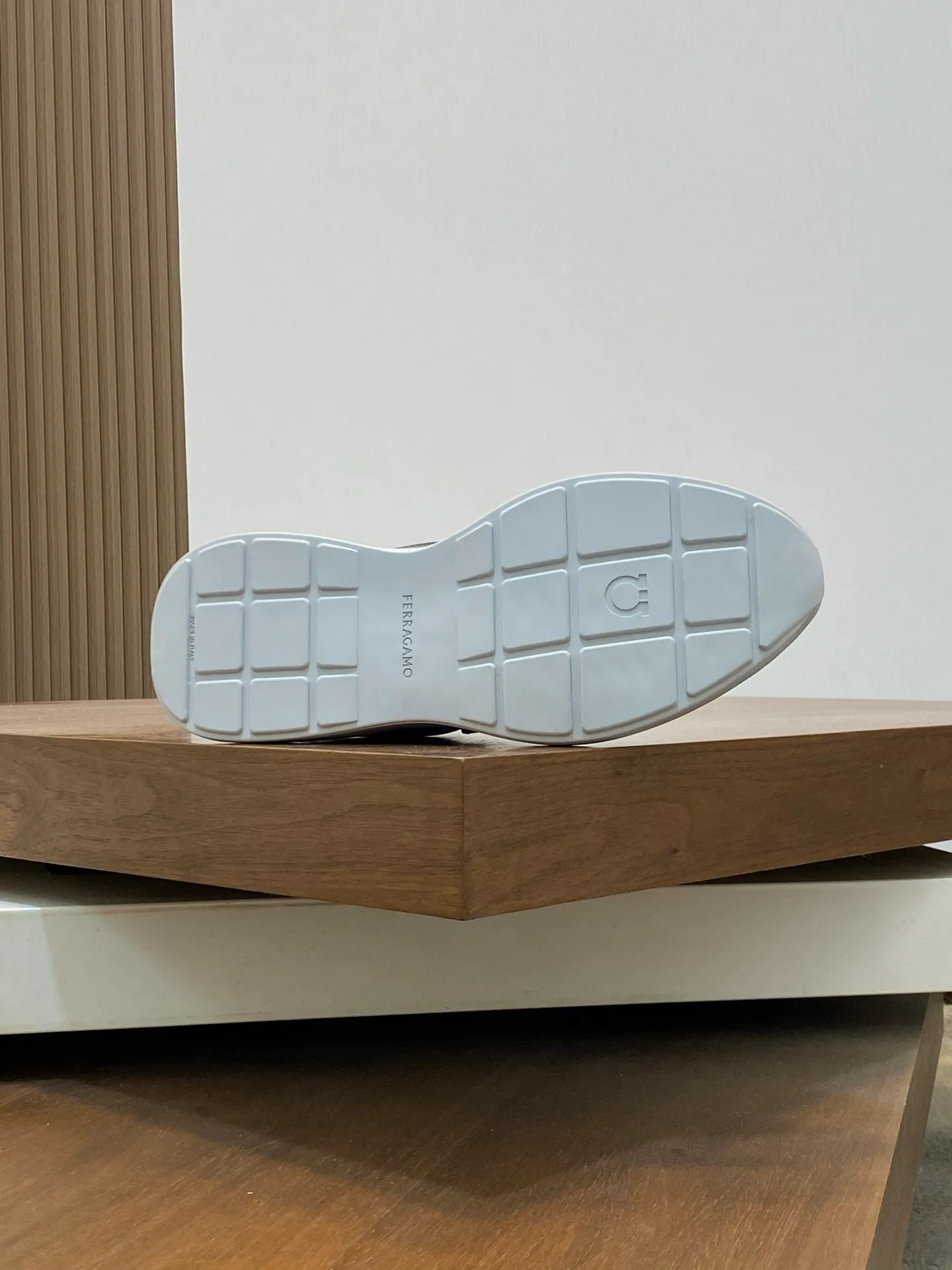 Men's men's shoes 💰700 [Ferragamo] Ferragamo - High-end quality original order - Upper: original cow suede leather with breathable mesh, brand logo sewn on the shoe body - Lining: brand canvas, foot pads; water-dyed cowhide - Outsole: rubber outsole - Super high quality control·Fine workmanship: Prominent (high-end·luxury·grade) Size: 38-44 (38 45, can be customized)
